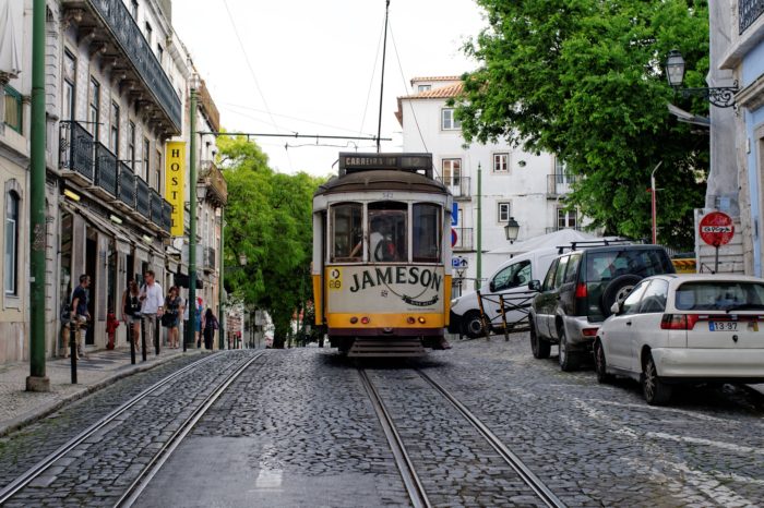 Gehört in Lissabon zum Programm: Eine Fahrt mit der Tramlinie 28 (Foto: Pixabay)