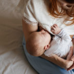 Stillende Frau mit Baby im Arm
