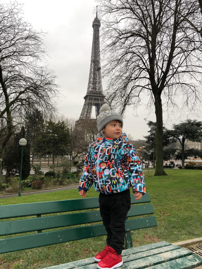 Paul vor dem Aquarium Trocadéro, Paris mit Kind