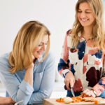 zwei Frauen kochen gemeinsam Mütter Baby Beikost Essen