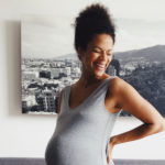 Werdende Mama Frau lacht glückliche Mama Schwanger schwangere Frau Frau genießt ihre Schwangerschaft