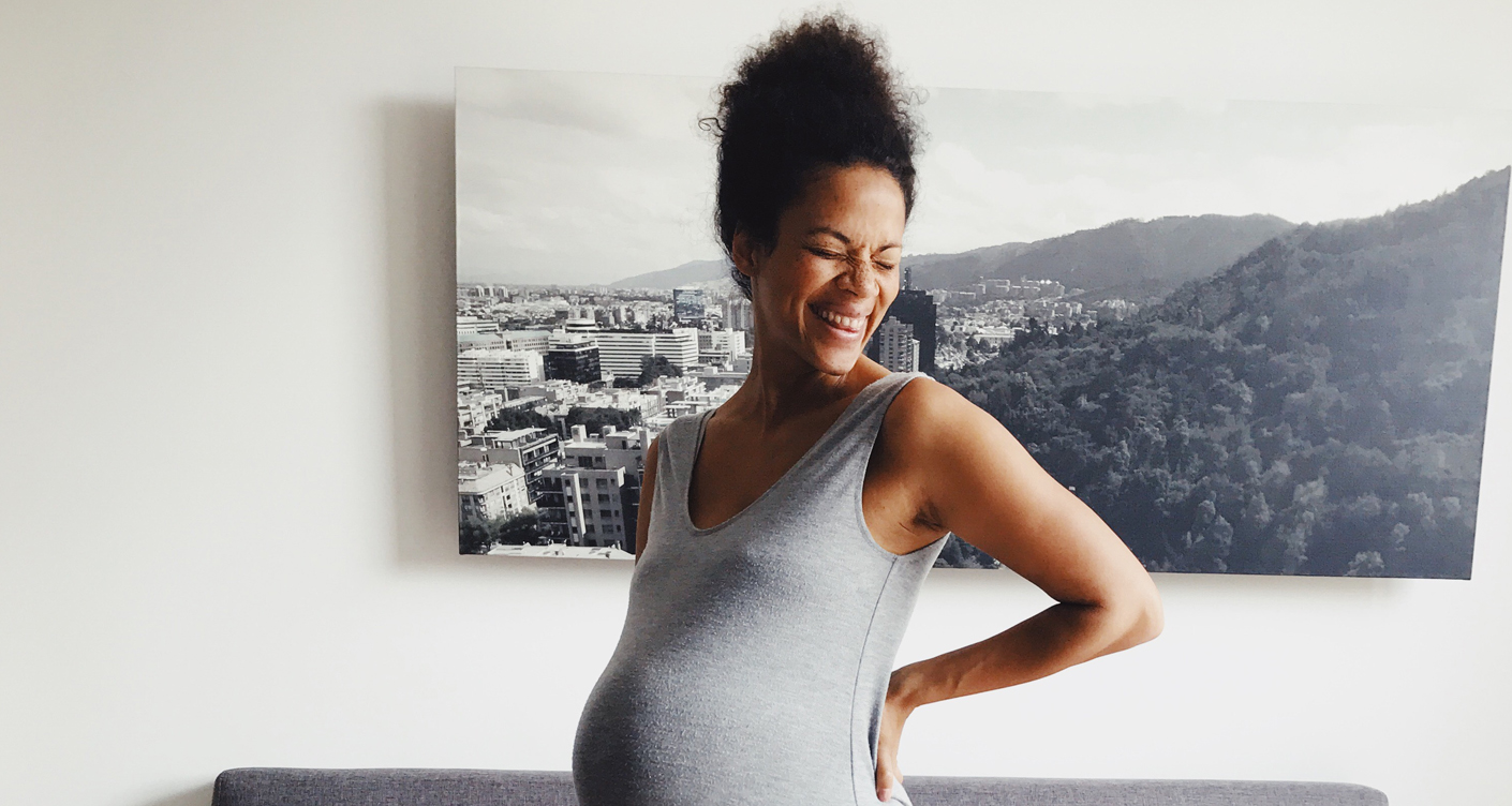 Werdende Mama Frau lacht glückliche Mama Schwanger schwangere Frau Frau genießt ihre Schwangerschaft