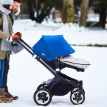 Blauer Fußsack Eltern gehen mit Kind im Winter spazieren Universalfußsack Bugaboo Kinderwagen Baby Erstausstattung Kleinkind bei jedem Wetter geschützt