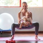 Rückbildung Gymnastik Frau Baby