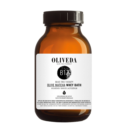 Abtauchen, entspannen und dabei die Haut pflegen: Oliveda, Olive Matcha Whey Badezusatz, ca. 42 Euro